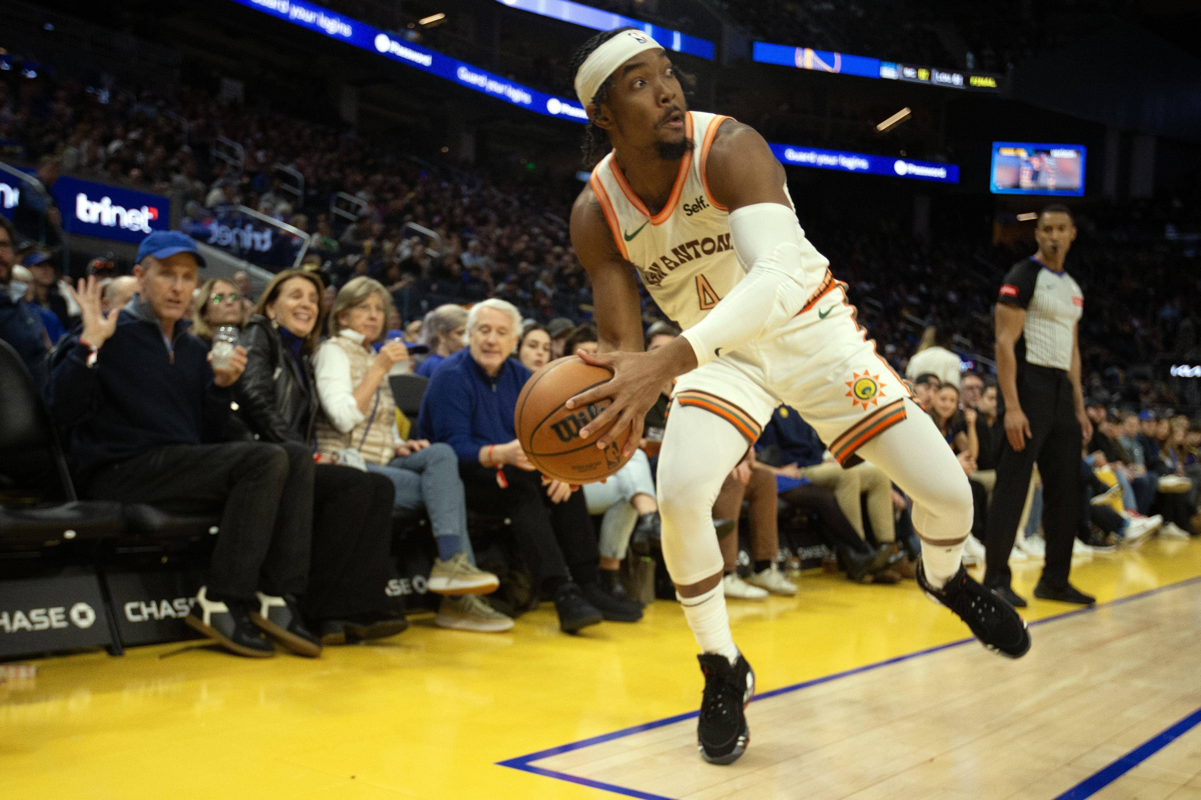 aoa体育娱乐-快船主场告捷，洛瑞表现出色！的简单介绍