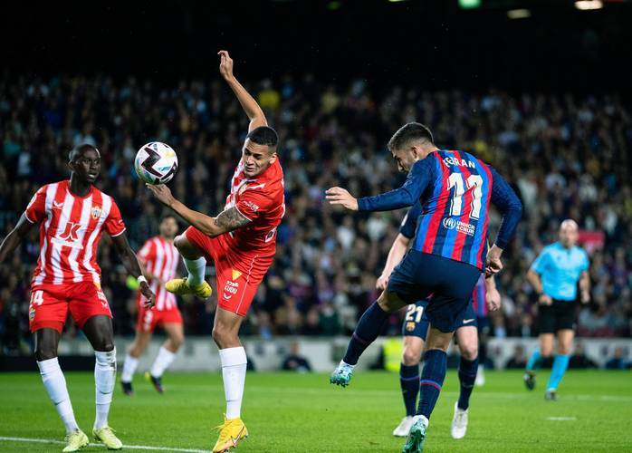 aoa体育培训-包含塞维利亚主场惨败，领先集团逐渐拉开的词条