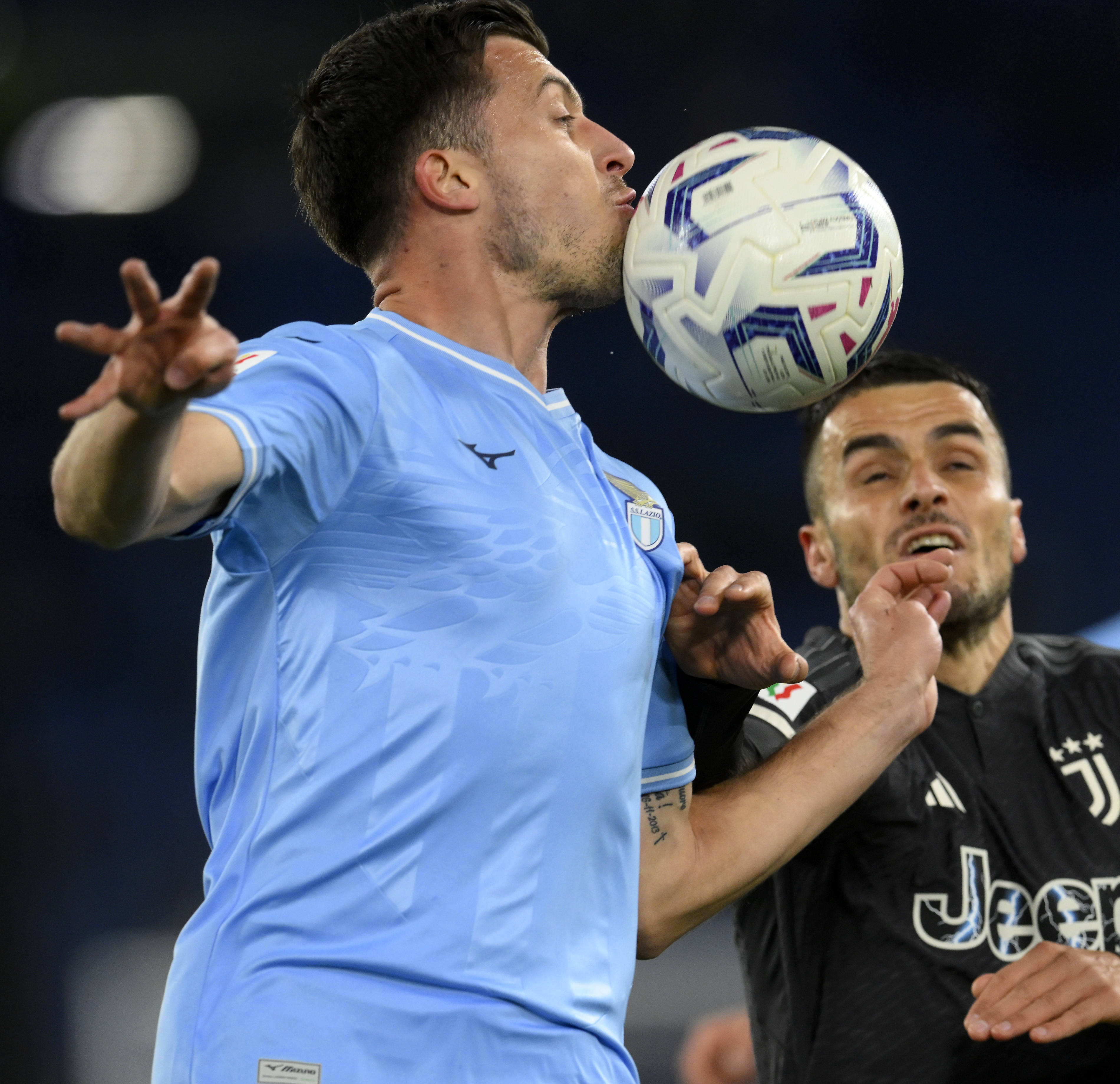 意大利足球赛场上一名年轻球员才艺尽显的简单介绍 意大利足球赛场上一名年轻球员才艺尽显的简单介绍