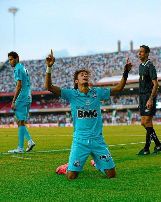 桑托斯带领球队冲刺冠军奖杯 桑托斯带领球队冲刺冠军奖杯