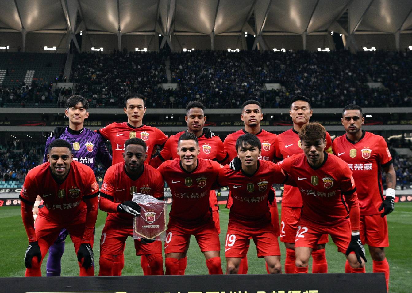 aoa体育-国内足球焦点大战，球员实力大检阅