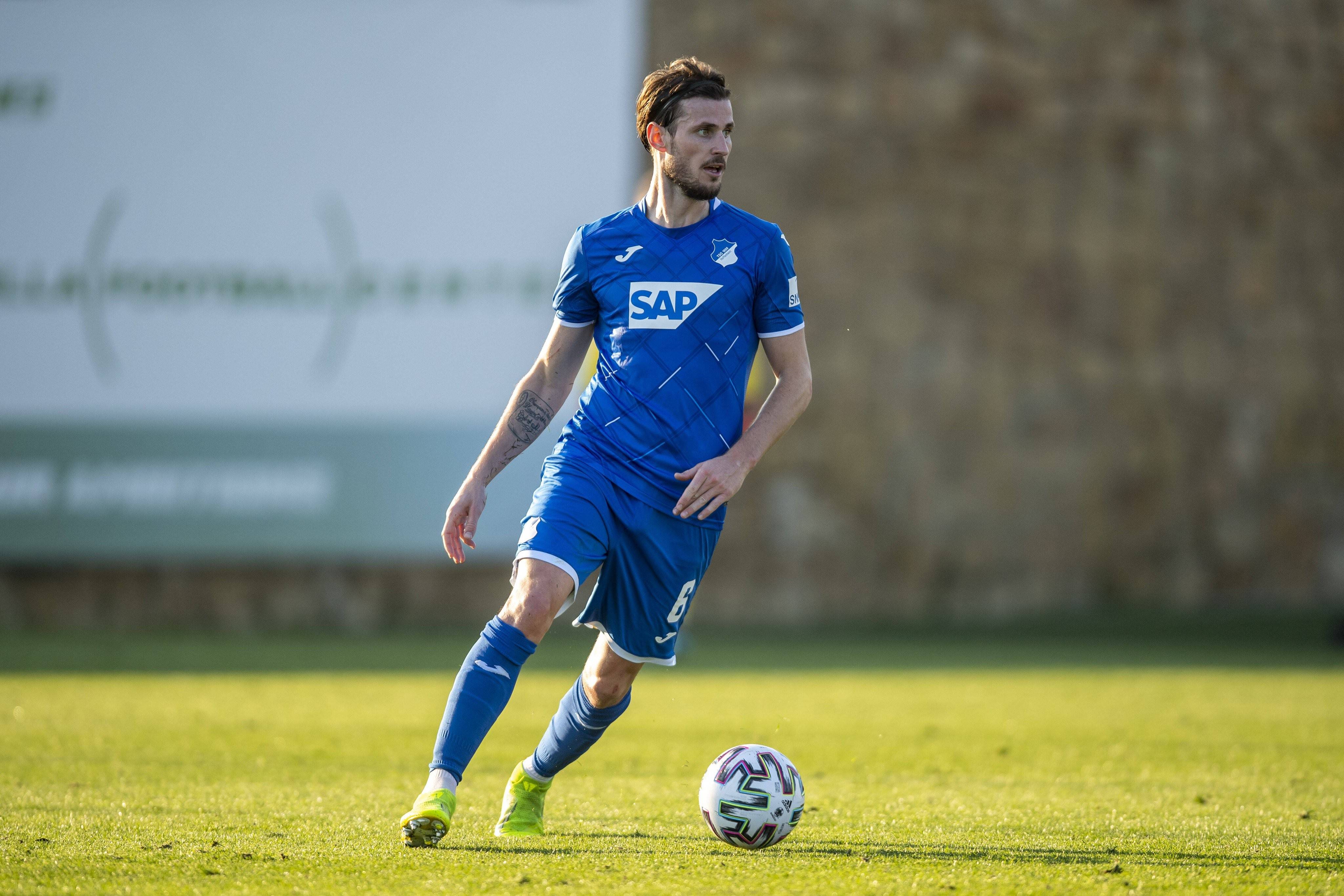 aoa体育馆-包含沙尔克04客场击败霍芬海姆，升至联赛第四的词条