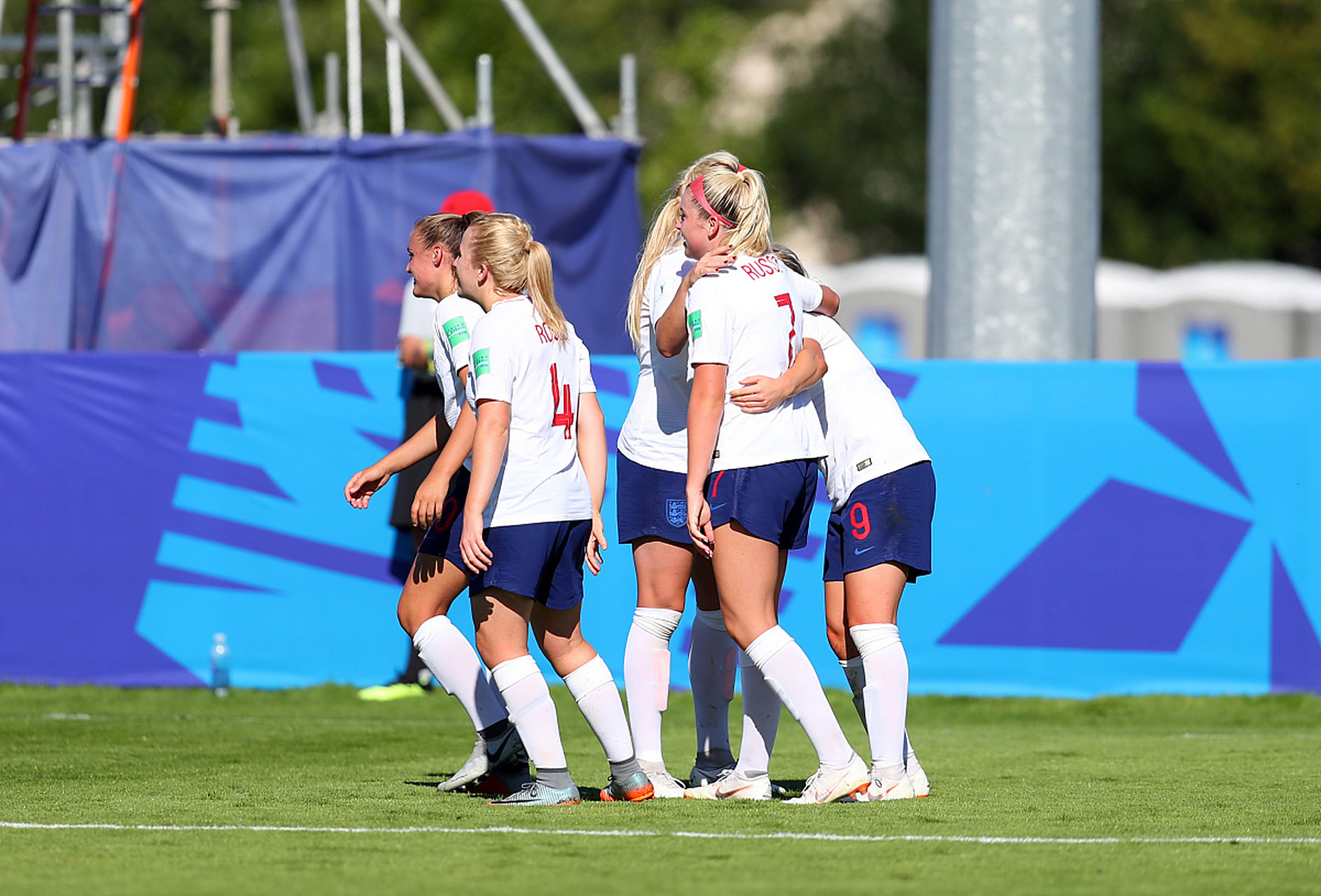 世界女子足球比赛赛场掀起热潮