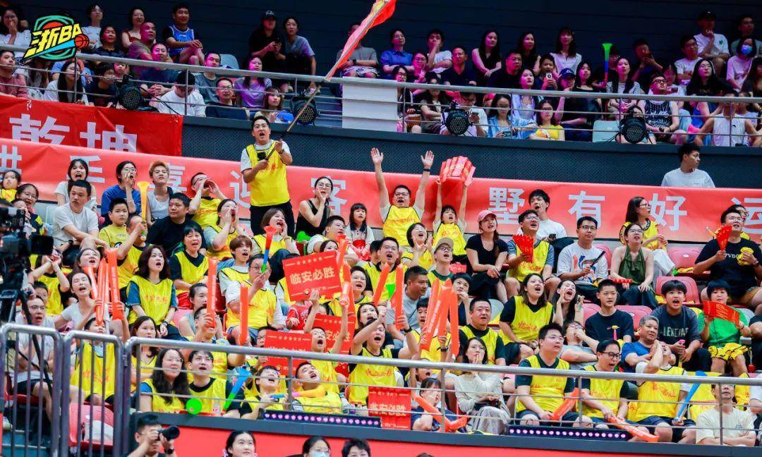 球员们的拼搏精神引发观众共鸣 球员们的拼搏精神引发观众共鸣