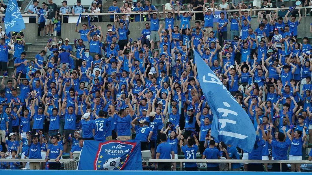 皇家马德里球迷为球队的胜利欢呼雀跃的简单介绍 皇家马德里球迷为球队的胜利欢呼雀跃的简单介绍