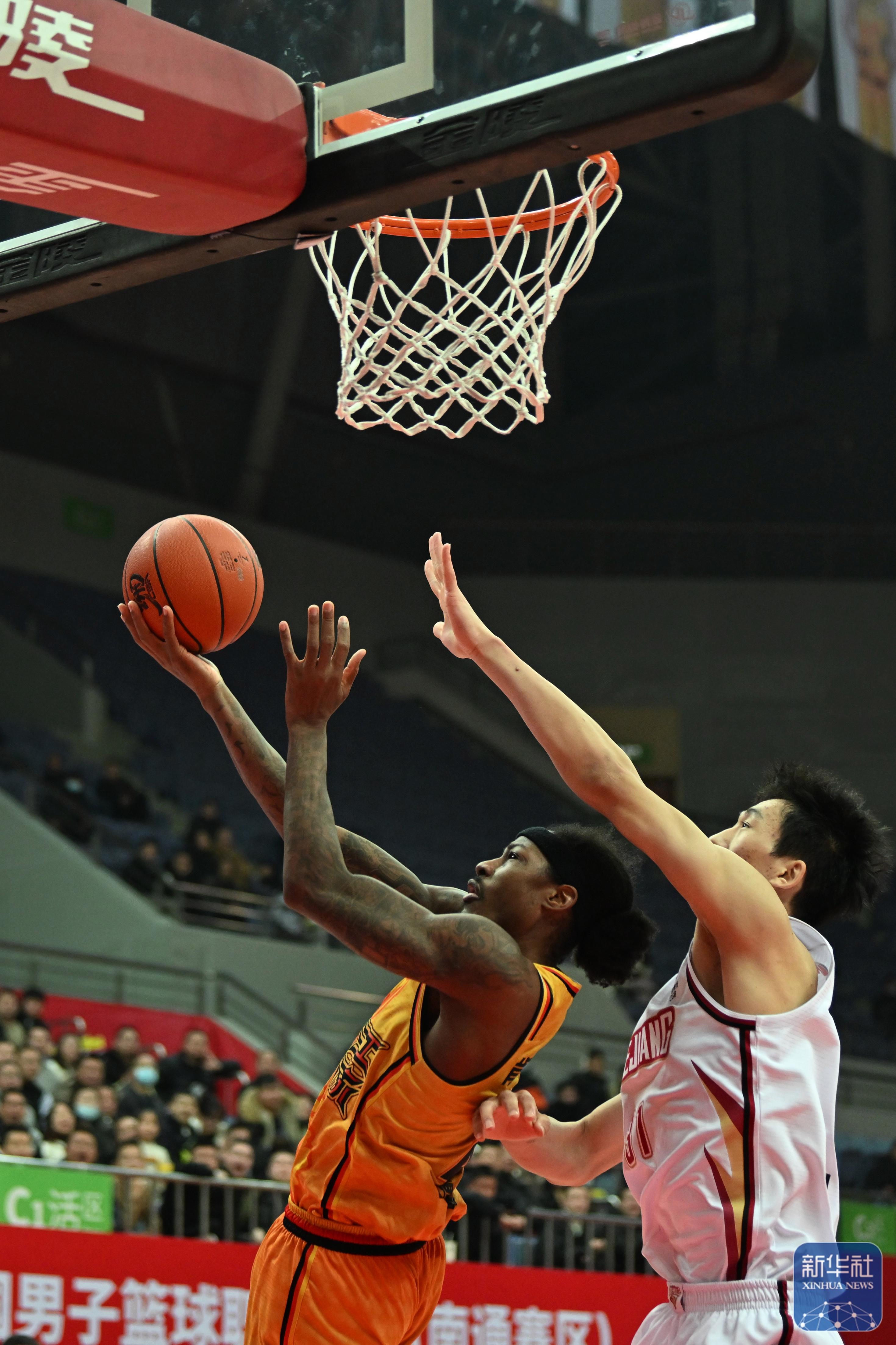 aoa体育官网-包含赛场上球员们拼尽全力，呈现出极具观赏性的比赛的词条