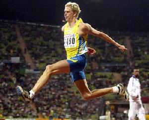 跳远比赛中运动员跳出新高度 跳远比赛中运动员跳出新高度