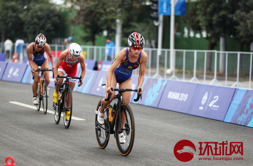 铁人三项选手完成无缝过渡获胜