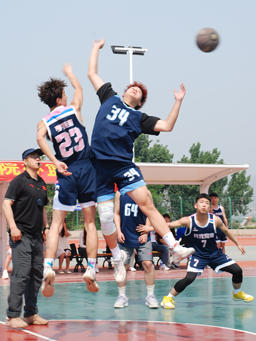 观赏篮球赛的精彩瞬间,球迷欢呼不已 观赏篮球赛的精彩瞬间,球迷欢呼不已