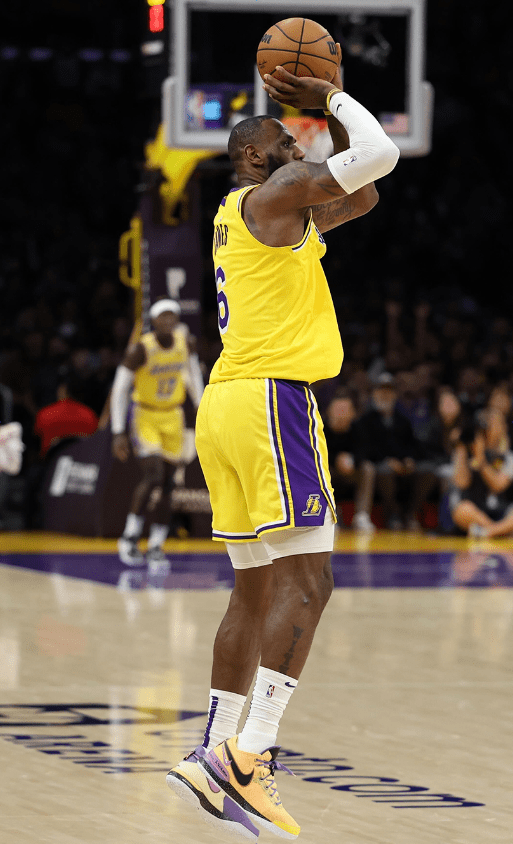 aoa体育新闻-硬汉绿军告捷！泰伦斯戴维斯36分横扫马刺的简单介绍