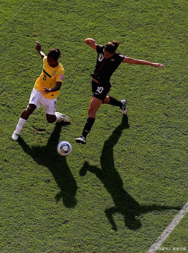 足球比赛场上的技艺与感情并存 足球比赛场上的技艺与感情并存