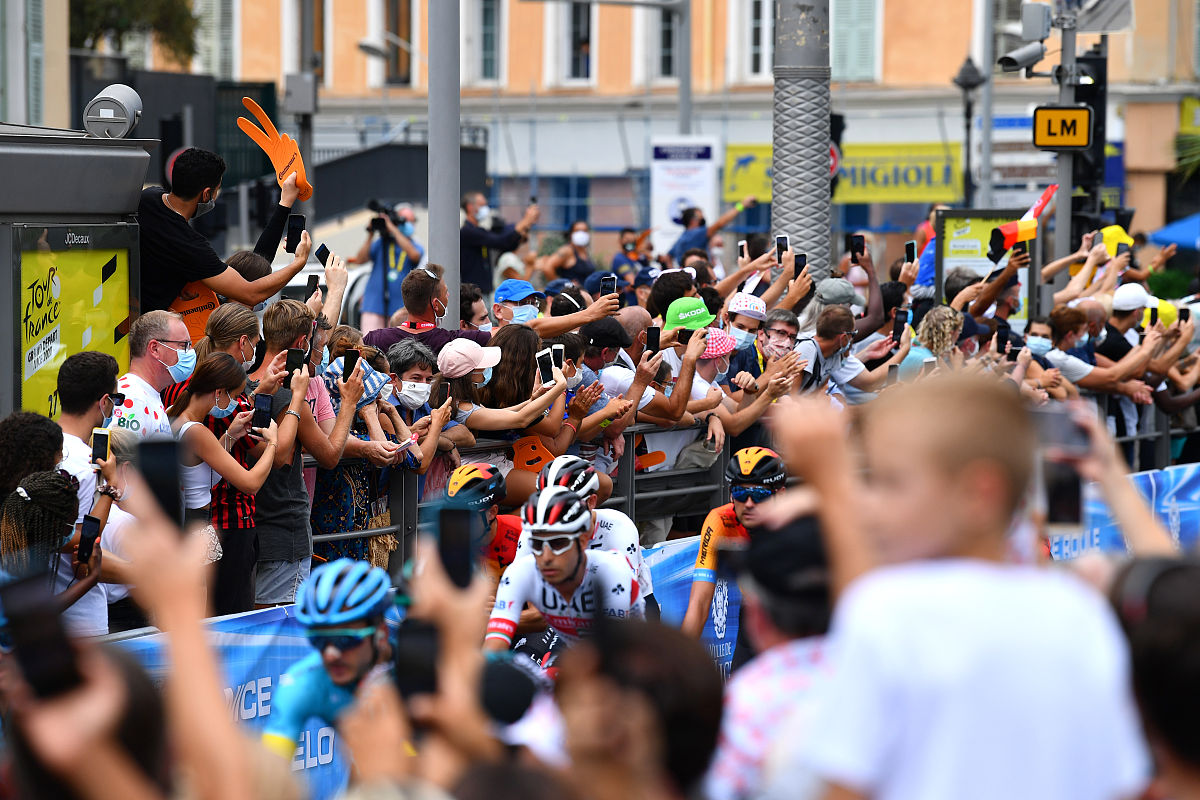 aoa体育娱乐-全球足球比赛掀起狂潮，球迷热情高涨的简单介绍